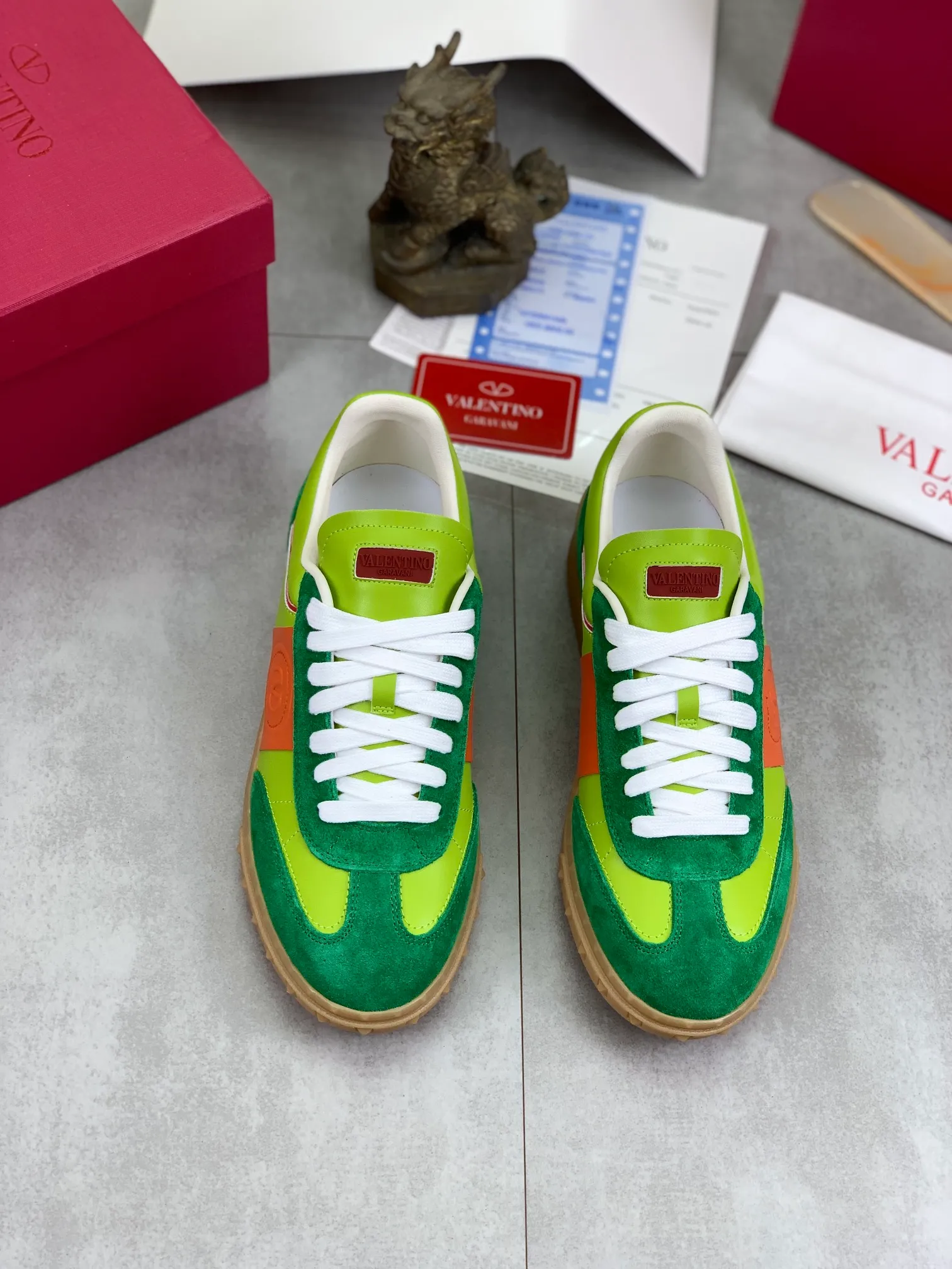 Men's Men's Shoes P520 New Couple Style Valentino Valentino 2025/UPVILLAGE Couple Casual Sports Shoes Moral Training Shoes 🆚Professional high-end, perfect replica, first-class quality, all made of original 1:1 materials, exclusive mold opening! 🎁Full set of high-end packaging at the counter ✔️Fabric: high mercerized cowhide ✔️Outsole: TPU material outsole ✔️Size: female 35-40 male 39-45 (female 41 male 38.46) 🆚All details are customized at 1:1 mold, striving for perfection!